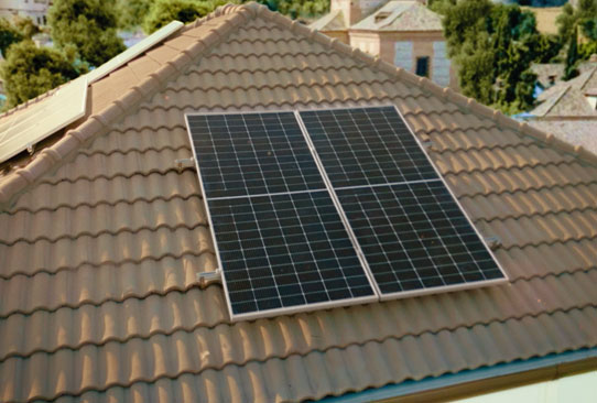 Spot de casa con paneles solares para el autoconsumo